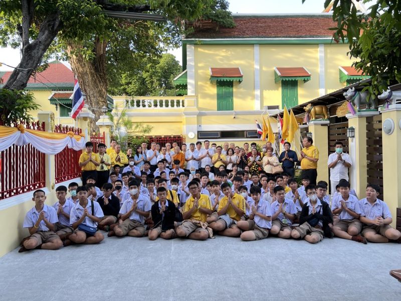 กิจกรรมทำบุญตักบาตรในช่วงเช้า ณ วัดเทพศิรินทราวาส