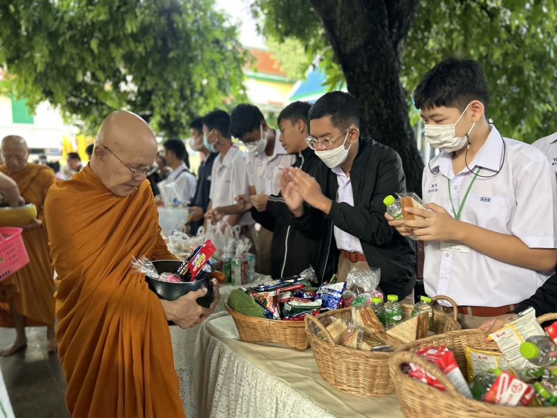 กิจกรรมทำบุญตักบาตรในช่วงเช้า ณ วัดเทพศิรินทราวาส