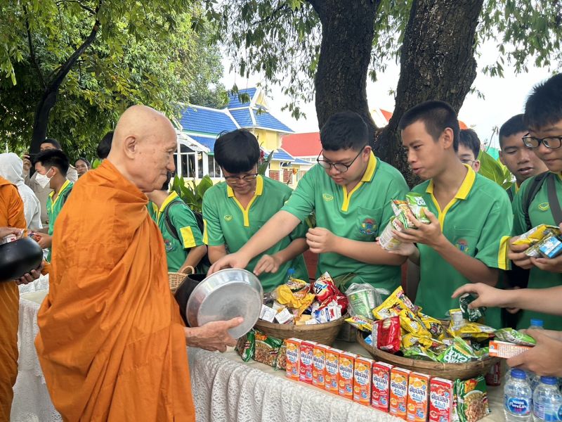 กิจกรรมทำบุญตักบาตรในช่วงเช้า ณ วัดเทพศิรินทราวาส