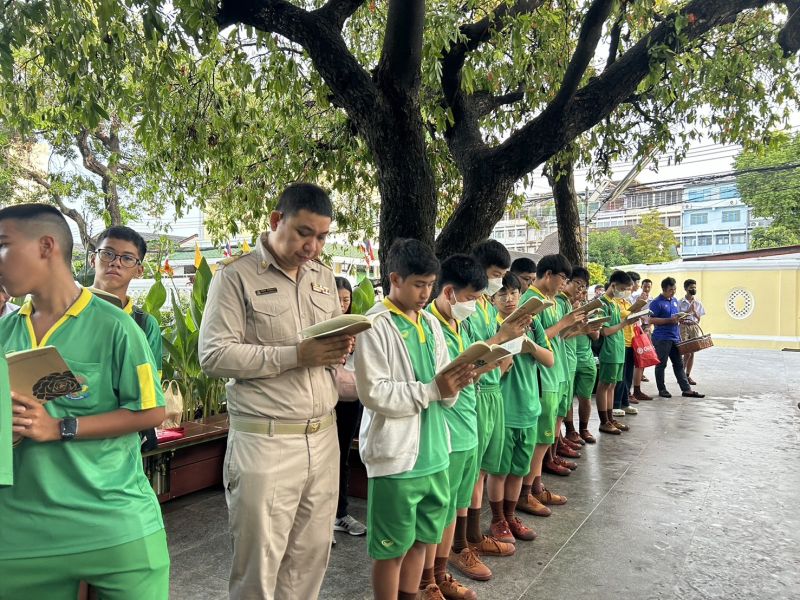กิจกรรมทำบุญตักบาตรในช่วงเช้า ณ วัดเทพศิรินทราวาส