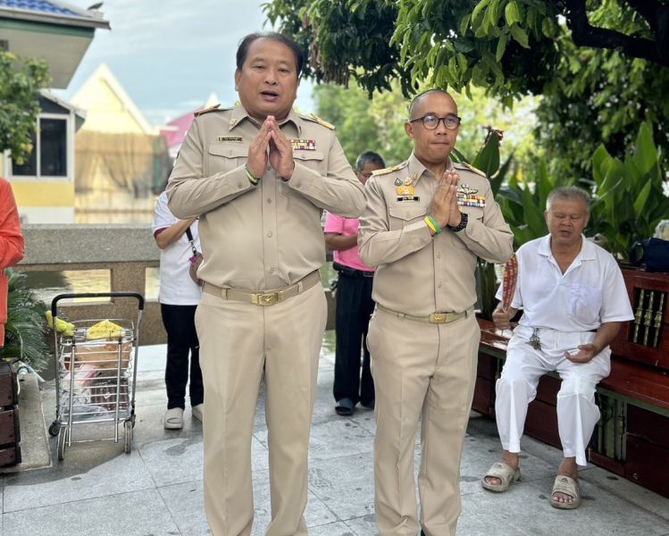 กิจกรรมทำบุญตักบาตรในช่วงเช้า ณ วัดเทพศิรินทราวาส