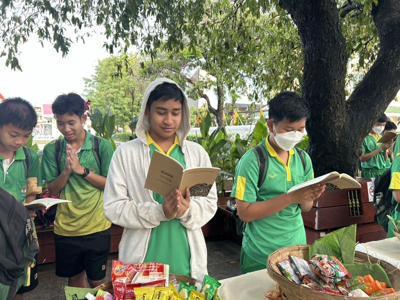 กิจกรรมทำบุญตักบาตรในช่วงเช้า ณ วัดเทพศิรินทราวาส