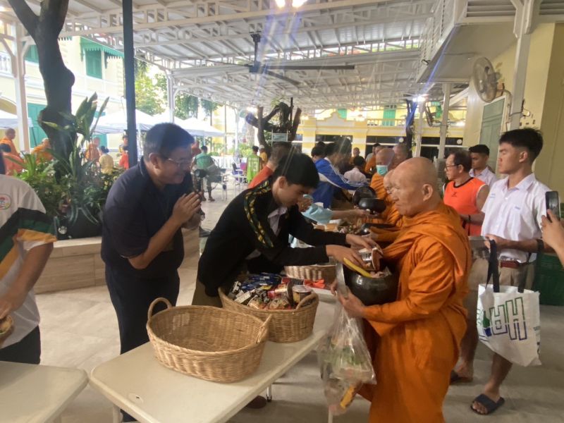 กิจกรรมทำบุญตักบาตรในช่วงเช้า ณ วัดเทพศิรินทราวาส