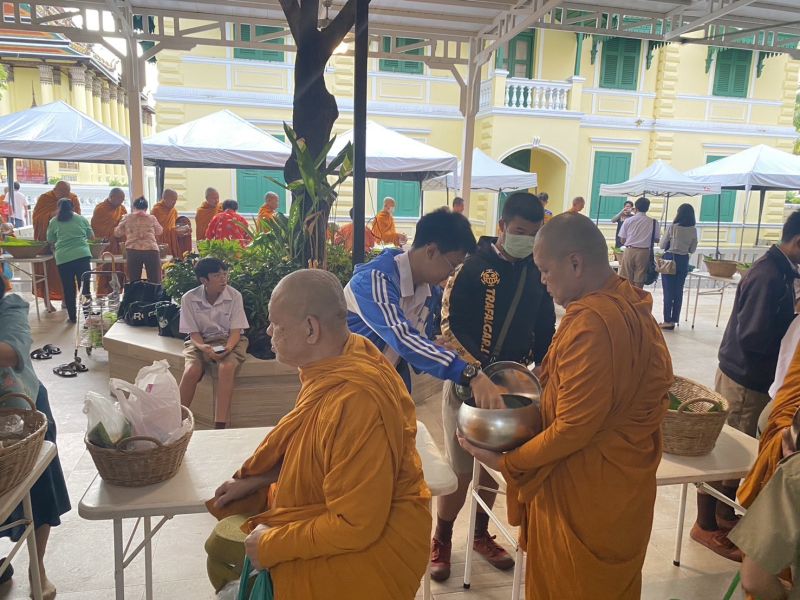 กิจกรรมทำบุญตักบาตรในช่วงเช้า ณ วัดเทพศิรินทราวาส
