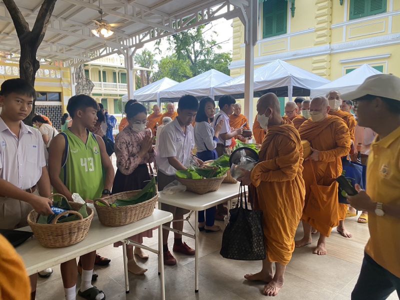 กิจกรรมทำบุญตักบาตรในช่วงเช้า ณ วัดเทพศิรินทราวาส