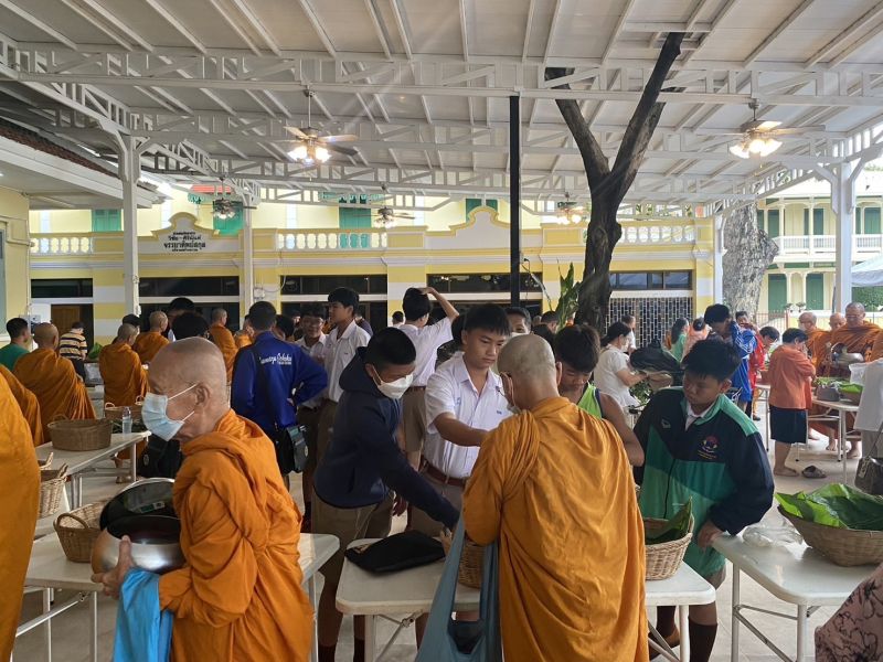 กิจกรรมทำบุญตักบาตรในช่วงเช้า ณ วัดเทพศิรินทราวาส