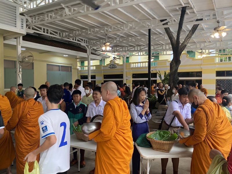 กิจกรรมทำบุญตักบาตรในช่วงเช้า ณ วัดเทพศิรินทราวาส
