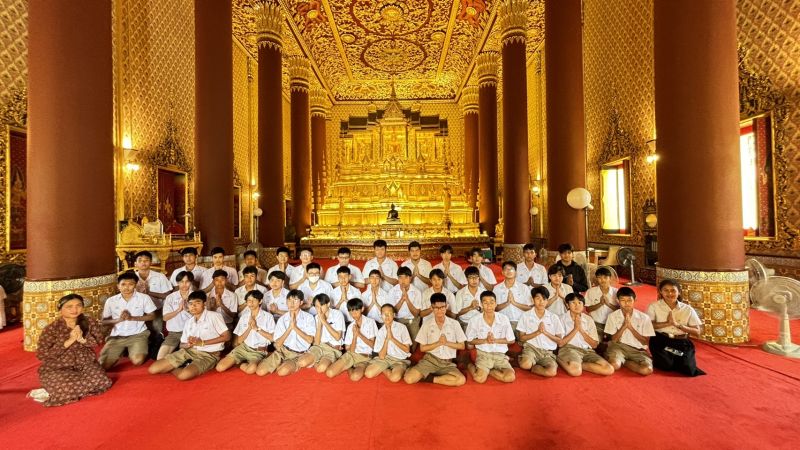 กิจกรรมทำบุญตักบาตรในช่วงเช้า ณ วัดเทพศิรินทราวาส
