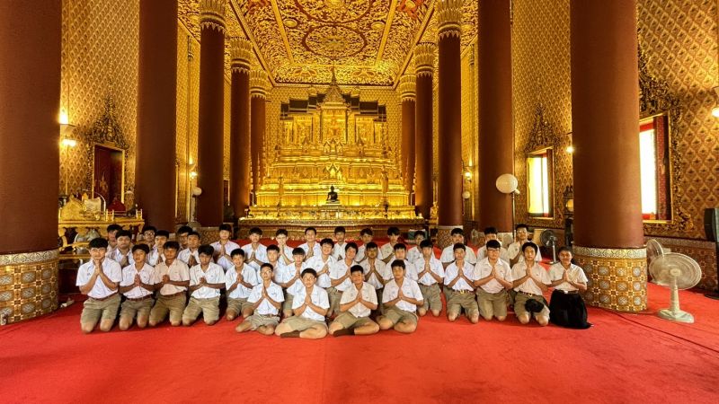 กิจกรรมทำบุญตักบาตรในช่วงเช้า ณ วัดเทพศิรินทราวาส