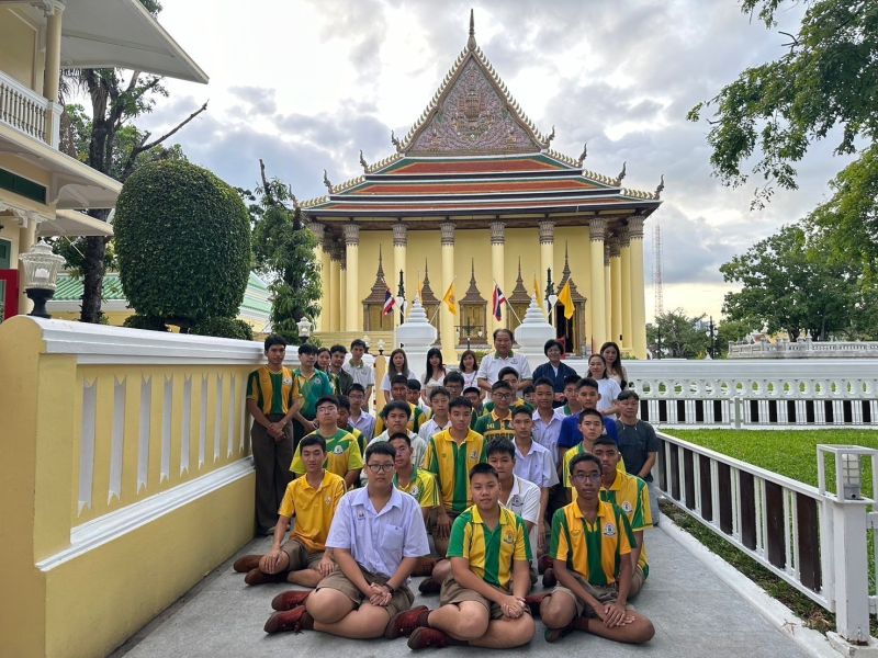 กิจกรรมทำบุญตักบาตรในช่วงเช้า ณ วัดเทพศิรินทราวาส