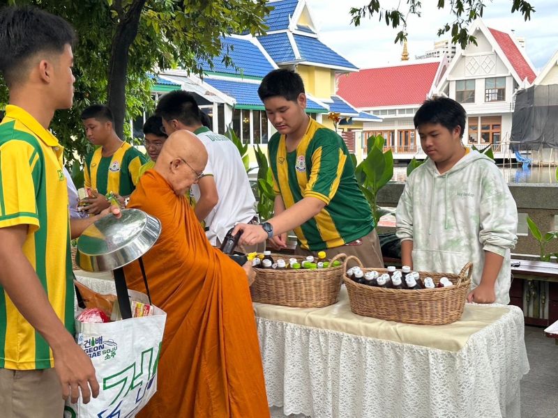 กิจกรรมทำบุญตักบาตรในช่วงเช้า ณ วัดเทพศิรินทราวาส