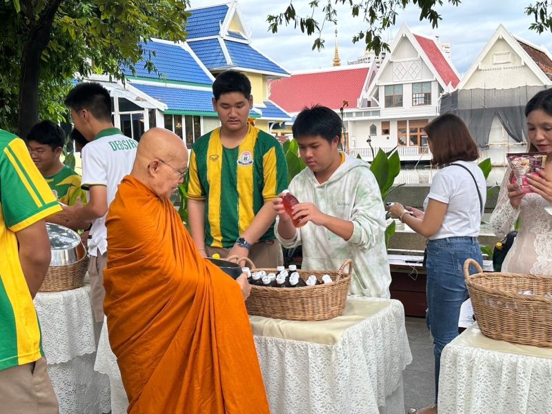 กิจกรรมทำบุญตักบาตรในช่วงเช้า ณ วัดเทพศิรินทราวาส