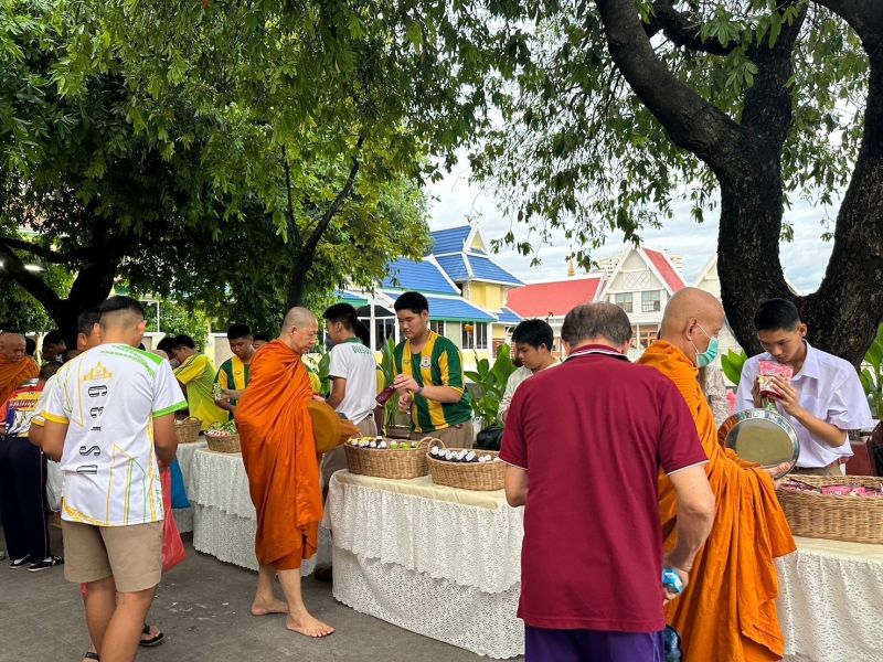 กิจกรรมทำบุญตักบาตรในช่วงเช้า ณ วัดเทพศิรินทราวาส