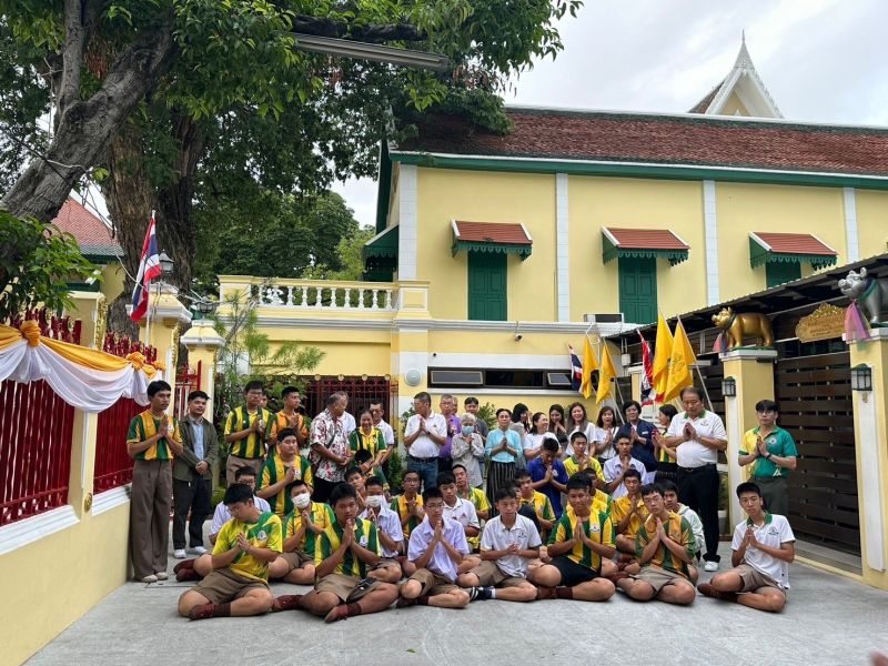 กิจกรรมทำบุญตักบาตรในช่วงเช้า ณ วัดเทพศิรินทราวาส