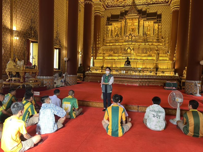 กิจกรรมทำบุญตักบาตรในช่วงเช้า ณ วัดเทพศิรินทราวาส