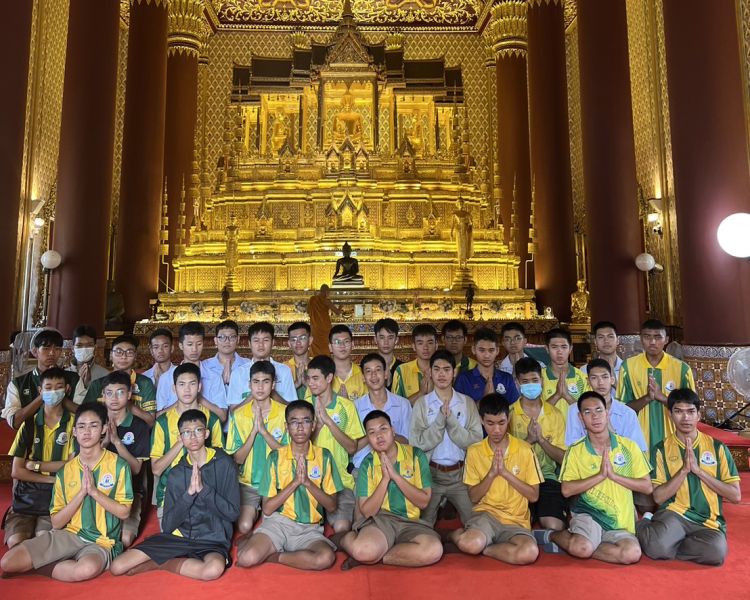 กิจกรรมทำบุญตักบาตรในช่วงเช้า ณ วัดเทพศิรินทราวาส