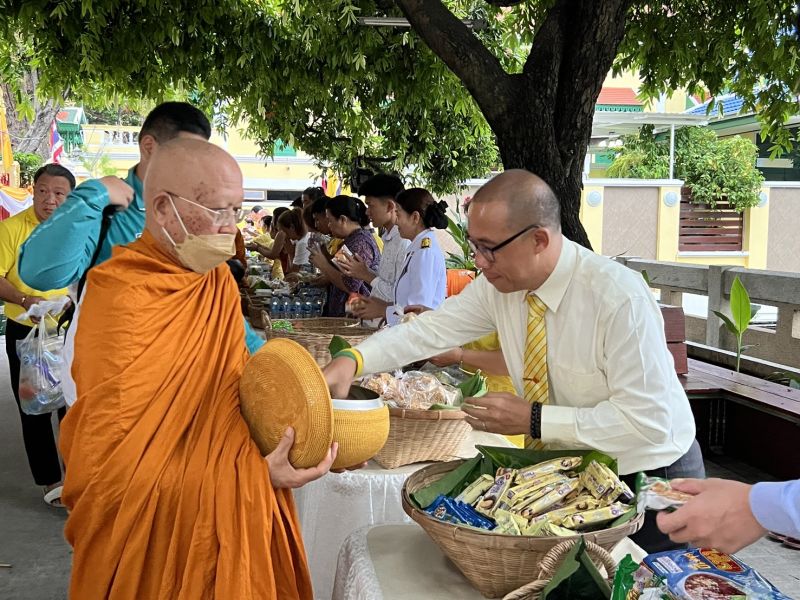 กิจกรรมทำบุญตักบาตรในช่วงเช้า ณ วัดเทพศิรินทราวาส