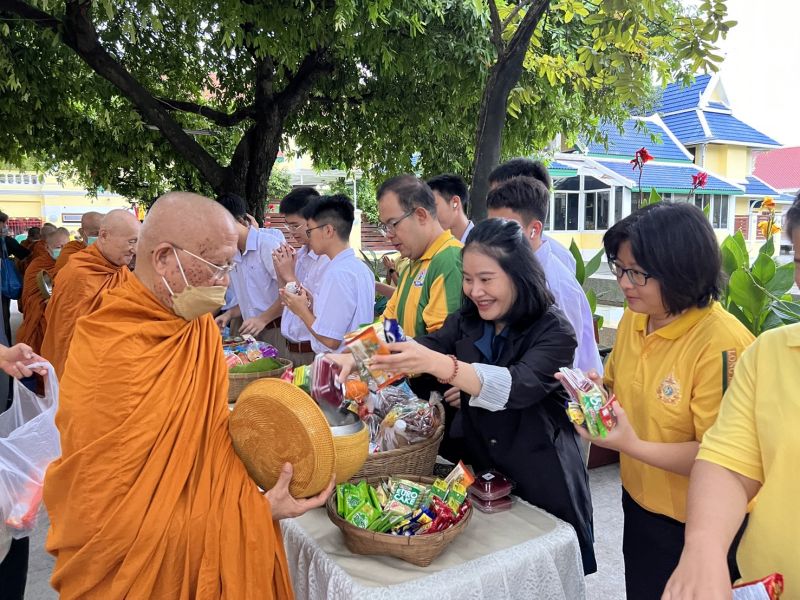 กิจกรรมทำบุญตักบาตรในช่วงเช้า ณ วัดเทพศิรินทราวาส