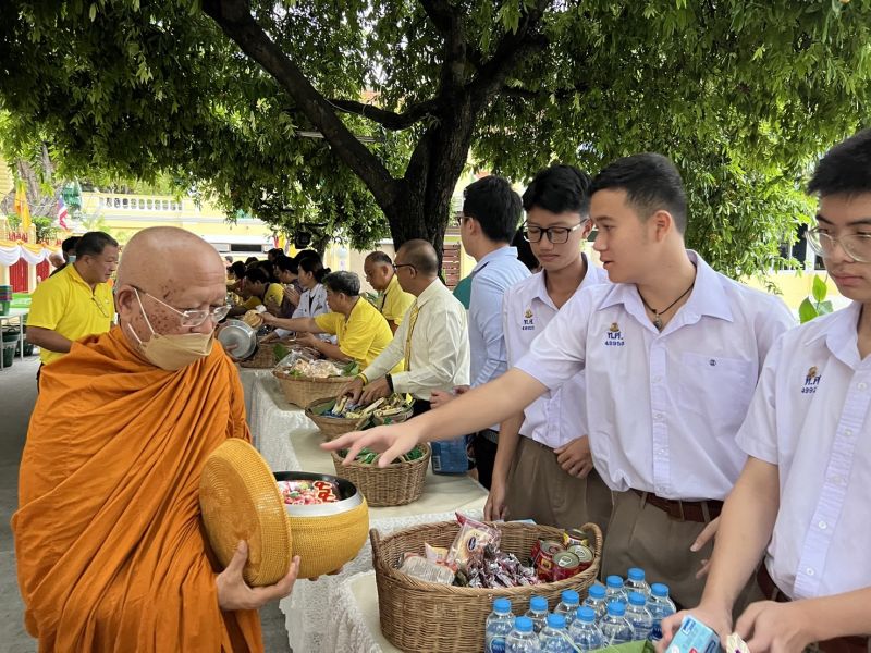 กิจกรรมทำบุญตักบาตรในช่วงเช้า ณ วัดเทพศิรินทราวาส