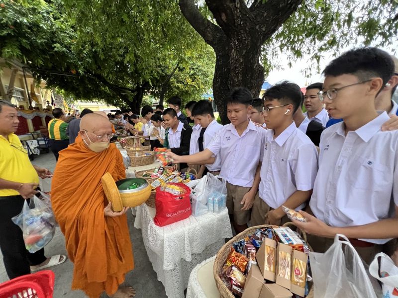 กิจกรรมทำบุญตักบาตรในช่วงเช้า ณ วัดเทพศิรินทราวาส