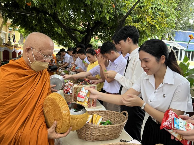 กิจกรรมทำบุญตักบาตรในช่วงเช้า ณ วัดเทพศิรินทราวาส