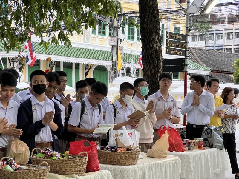 กิจกรรมทำบุญตักบาตรในช่วงเช้า ณ วัดเทพศิรินทราวาส