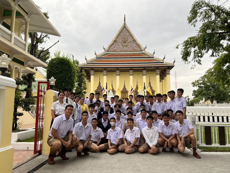 กิจกรรมทำบุญตักบาตรในช่วงเช้า ณ วัดเทพศิรินทราวาส