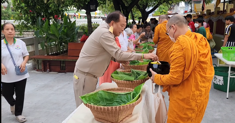 กิจกรรมทำบุญตักบาตรในช่วงเช้า ณ วัดเทพศิรินทราวาส