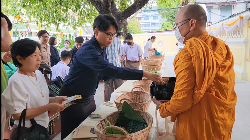กิจกรรมทำบุญตักบาตรในช่วงเช้า ณ วัดเทพศิรินทราวาส