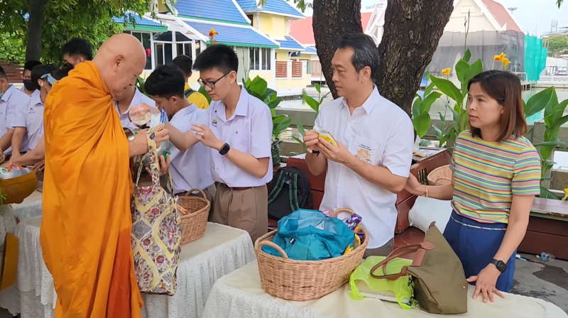 กิจกรรมทำบุญตักบาตรในช่วงเช้า ณ วัดเทพศิรินทราวาส