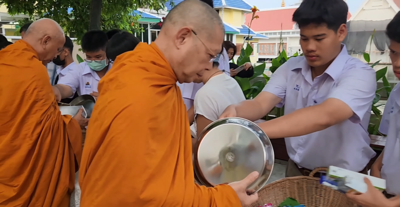 กิจกรรมทำบุญตักบาตรในช่วงเช้า ณ วัดเทพศิรินทราวาส