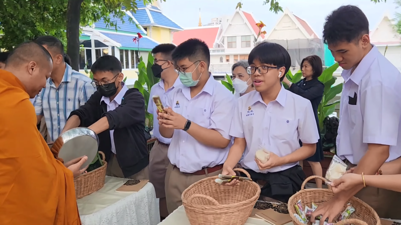 กิจกรรมทำบุญตักบาตรในช่วงเช้า ณ วัดเทพศิรินทราวาส
