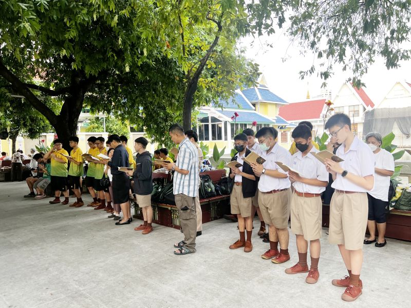 กิจกรรมทำบุญตักบาตรในช่วงเช้า ณ วัดเทพศิรินทราวาส