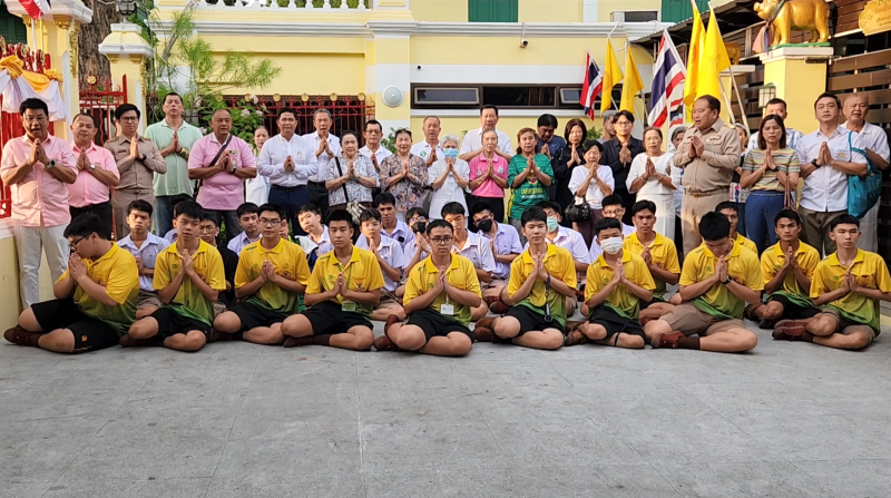 กิจกรรมทำบุญตักบาตรในช่วงเช้า ณ วัดเทพศิรินทราวาส