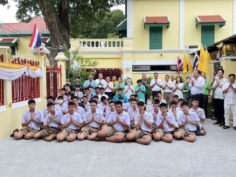 กิจกรรมทำบุญตักบาตรในช่วงเช้า ณ วัดเทพศิรินทราวาส