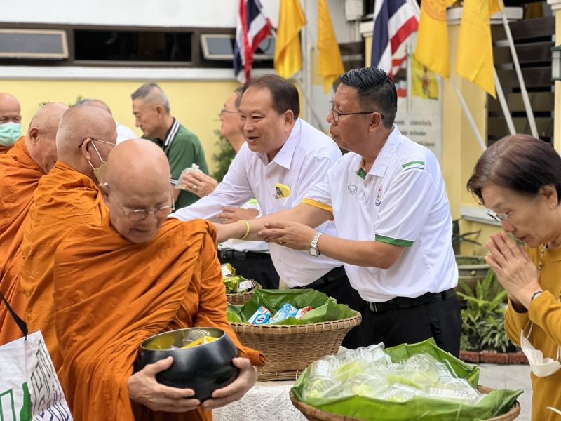 กิจกรรมทำบุญตักบาตรในช่วงเช้า ณ วัดเทพศิรินทราวาส
