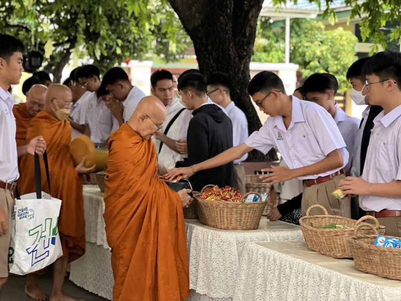 กิจกรรมทำบุญตักบาตรในช่วงเช้า ณ วัดเทพศิรินทราวาส