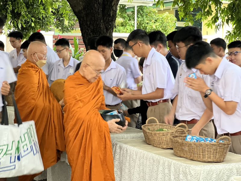 กิจกรรมทำบุญตักบาตรในช่วงเช้า ณ วัดเทพศิรินทราวาส