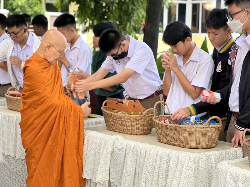 กิจกรรมทำบุญตักบาตรในช่วงเช้า ณ วัดเทพศิรินทราวาส