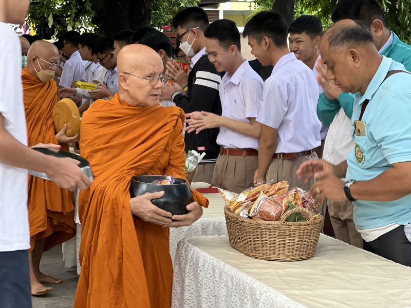 กิจกรรมทำบุญตักบาตรในช่วงเช้า ณ วัดเทพศิรินทราวาส