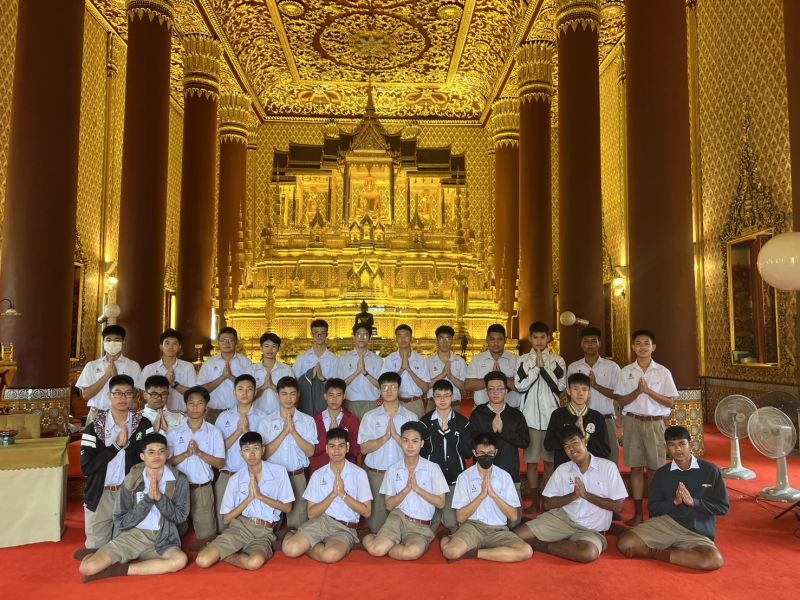 กิจกรรมทำบุญตักบาตรในช่วงเช้า ณ วัดเทพศิรินทราวาส