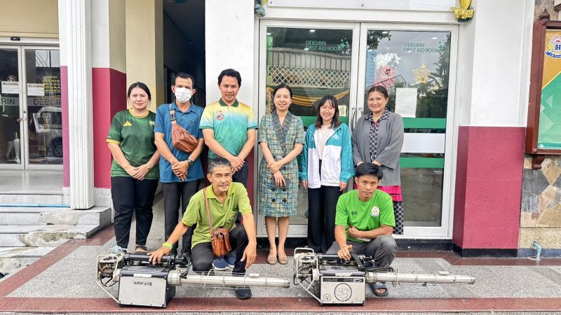 งานอนามัย และงานอาคารสถานที่ ร่วมกับฝ่ายสิ่งแวดล้อม  สำนักงานเขตป้อมปราบศัตรูพ่าย ฉีดพ่นสารเคมีกำจัดยุงในบริเวณอาคารเรียน