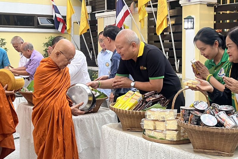 กิจกรรมทำบุญตักบาตรในช่วงเช้า ณ วัดเทพศิรินทราวาส
