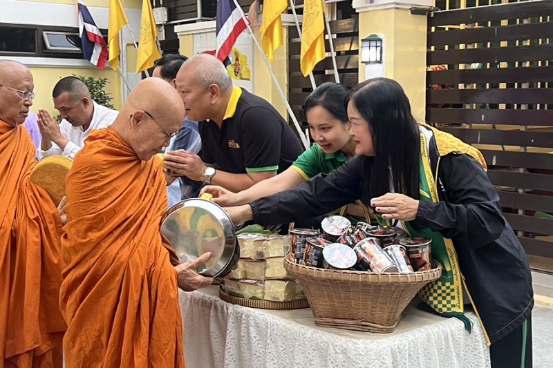 กิจกรรมทำบุญตักบาตรในช่วงเช้า ณ วัดเทพศิรินทราวาส