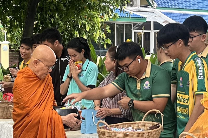 กิจกรรมทำบุญตักบาตรในช่วงเช้า ณ วัดเทพศิรินทราวาส