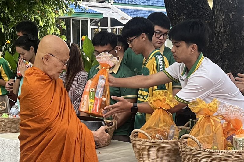 กิจกรรมทำบุญตักบาตรในช่วงเช้า ณ วัดเทพศิรินทราวาส