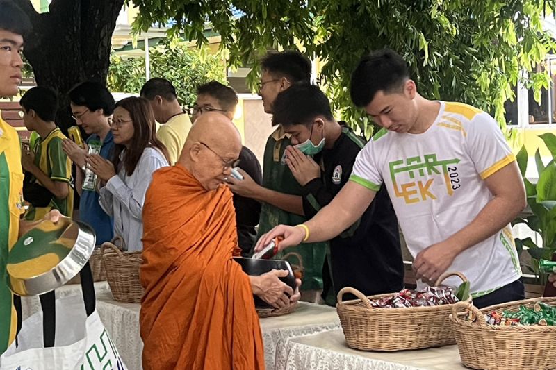 กิจกรรมทำบุญตักบาตรในช่วงเช้า ณ วัดเทพศิรินทราวาส
