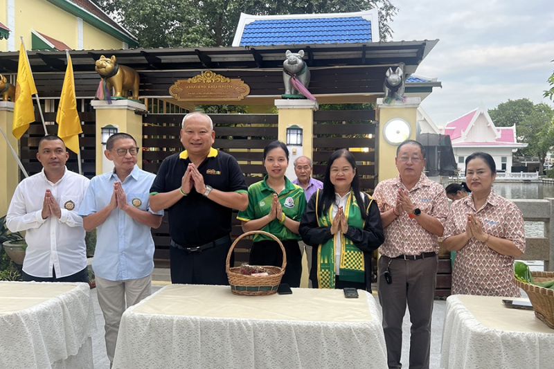 กิจกรรมทำบุญตักบาตรในช่วงเช้า ณ วัดเทพศิรินทราวาส