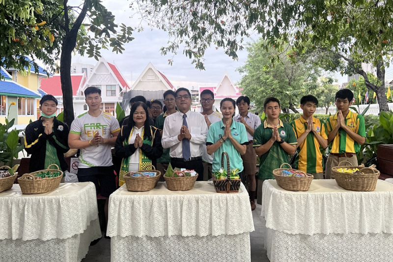 กิจกรรมทำบุญตักบาตรในช่วงเช้า ณ วัดเทพศิรินทราวาส