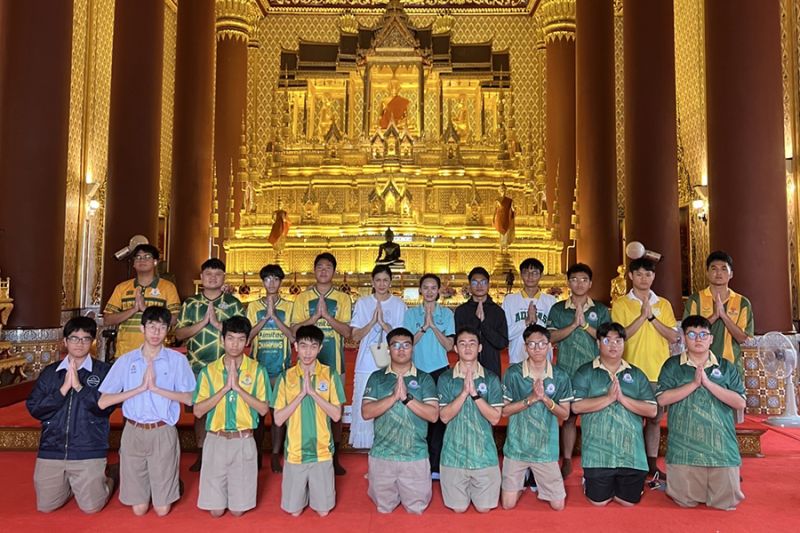 กิจกรรมทำบุญตักบาตรในช่วงเช้า ณ วัดเทพศิรินทราวาส